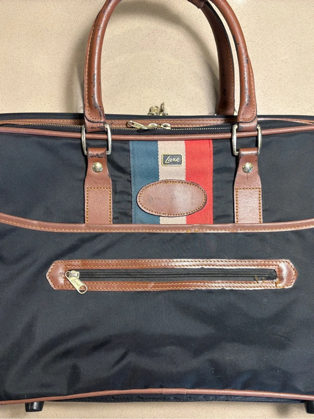 Vintage Lark expandable carry on suite case Black with 3 sections